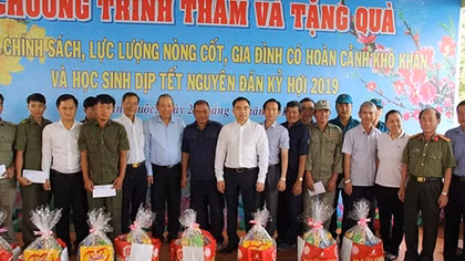 Phó Thủ tướng Thường trực Trương Hòa Bình tặng quà Tết cho gia đình chính sách