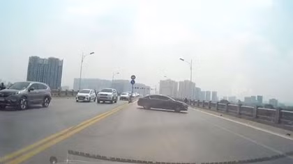 Xác định danh tính nữ tài xế ôtô PEUGEOT quay đầu trên cầu Vĩnh Tuy