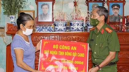 Trao tiền trợ cấp cho gia đình đồng chí Công an xã tử vong trong khi làm nhiệm vụ