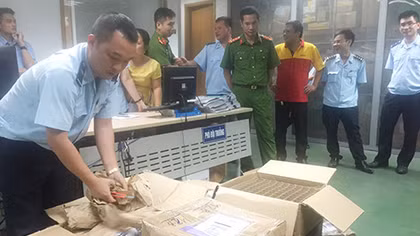Tạm giữ hơn 350 kg tinh dầu và điếu hút thuốc lá điện tử nhập không phép 