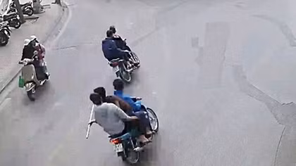 Bắt giữ nhóm thanh niên mang hung khí diễu trên phố
