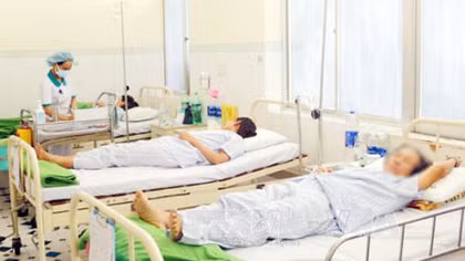 Ăn bánh giầy trong đám cưới, 73 người bị ngộ độc