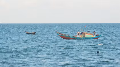 Phát hiện tàu lạ nghi đổ chất thải xuống biển 