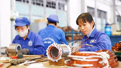 Lao động nữ đang phải mang “gánh nặng kép”