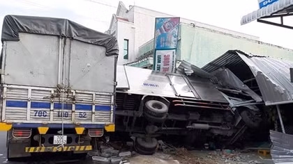 Hai xe tải va chạm tông sập quán cà phê bên đường 