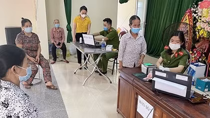 Tăng cường phòng dịch COVID-19 tại các điểm cấp thẻ căn cước công dân gắn chip