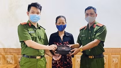 Công an phường Lào Cai trao trả tài sản cho người đánh rơi