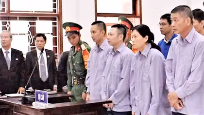 Lĩnh án vì buôn lậu gần 4,8 triệu lít xăng A92