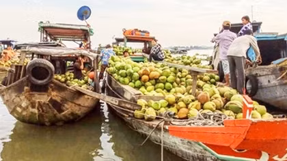 Áo bà ba mưu sinh chợ nổi