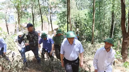 Trưởng ban Tổ chức Trung ương thị sát hiện trường, động viên cán bộ chiến sĩ chữa cháy rừng