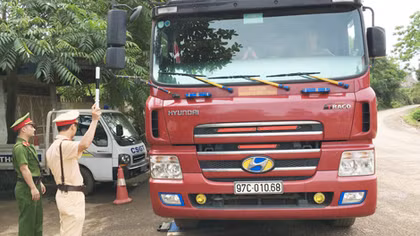 Cảnh sát hình sự sẽ tham gia xử lí xe quá tải