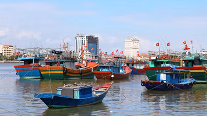 Thiếu lao động, nhiều tàu cá phải nằm bờ