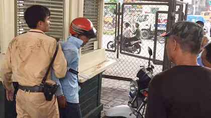 Vi phạm giao thông bị giữ xe, người đàn ông châm lửa đốt xe