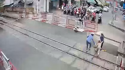 Hai nữ nhân viên gác chắn dũng cảm cứu cụ bà trên đường ray khi tàu đang tới