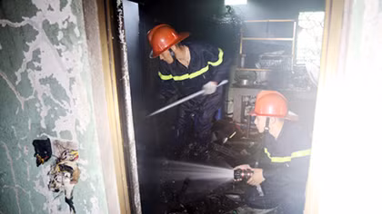 Chữa cháy một chiến sỹ bị thương khi làm nhiệm vụ