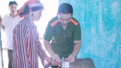 Vượt núi vào thôn, bản cấp chứng minh nhân dân cho đồng bào