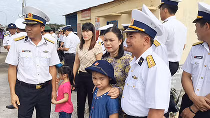 Mang mùa Xuân đến Nhà giàn DK1 