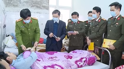 Thăm hỏi cán bộ Công an xã bị thương khi trấn áp tội phạm