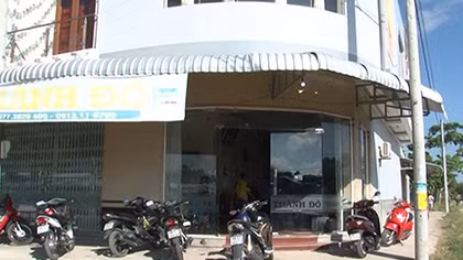 Tên cướp tiệm vàng điên cuồng nã đạn vào 3 Cảnh sát