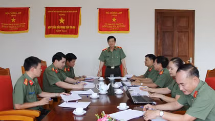 Hoàn thiện và thực hiện chế độ, chính sách phục vụ tốt công tác, chiến đấu