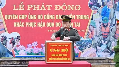 Quyên góp ủng hộ đồng bào miền Trung