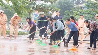 Công an cùng giáo viên vệ sinh trường học, giúp dân khắc phục hậu quả lũ lụt