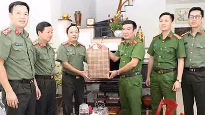Công an tỉnh Yên Bái thăm, tặng quà gia đình chính sách 