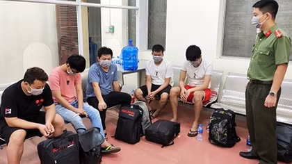 Bàn giao cho Trung Quốc 16 người nhập cảnh trái phép