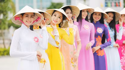 Áo dài Việt đang đối diện những thách thức cách tân?