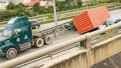 Xử nghiêm hành vi không khóa chốt dẫn đến container rơi xuống đường