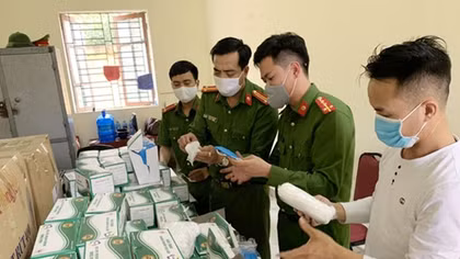 Lái xe cứu thương chở khẩu trang không rõ nguồn gốc đi tiêu thụ