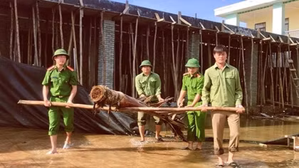 Ấm áp tình người nơi vùng “rốn” lũ đi qua