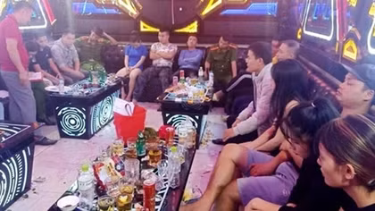  10 đối tượng dương tính với ma túy tại phòng hát karaoke của khách sạn