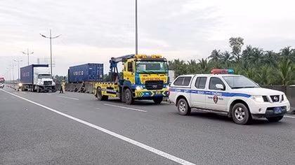 Tông xe liên hoàn trên cao tốc, nhiều người thoát chết trong gang tấc