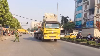 Va chạm với container, người điều khiển xe máy tử vong tại chỗ