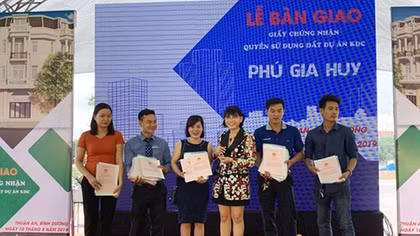 Công ty Phú Hồng Thịnh trao giấy chứng nhận quyền SDĐ cho khách hàng