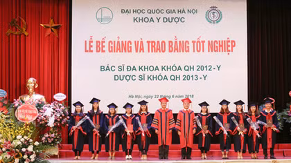 Đại học Quốc gia Hà Nội trao bằng tốt nghiệp bác sĩ đa khoa khóa I
