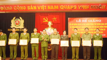 Bế giảng lớp Bồi dưỡng nghiệp vụ cho cán bộ cấp phòng, trưởng quận, huyện 