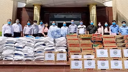 Công ty Xổ số Kiên Giang trao trên 400 phần quà cho người bán vé số