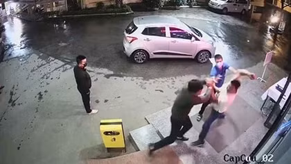 Bị nhắc đeo khẩu trang, nam thanh niên đấm túi bụi nhân viên bệnh viện