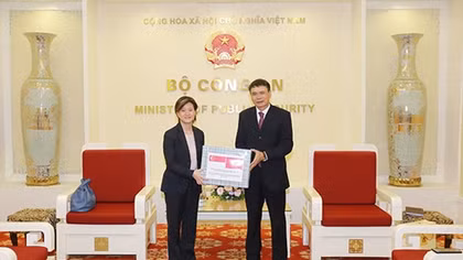 Bộ Công an Việt Nam hỗ trợ Bộ Nội vụ Singapore đẩy lùi dịch COVID-19