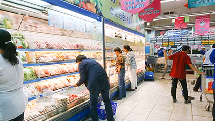 Nghịch lý giá heo hơi tuột dốc, giá thịt ngoài chợ cao ngất ngưởng