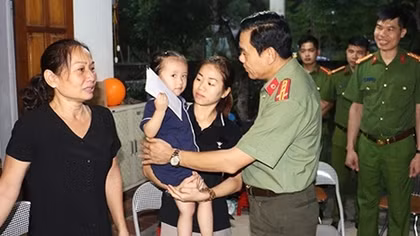 Thăm hỏi, động viên gia đình chiến sỹ Công an hi sinh khi làm nhiệm vụ