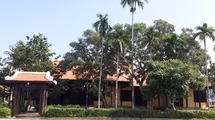 Đò đưa sông Vệ nghênh ngang...