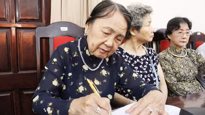 Nhà thơ Dương Tuyết Lan: “ Của riêng còn một chút này”…
