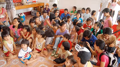 Công an tỉnh Nam Định: Tặng quà các em nhỏ ở Cô nhi viện Dục Anh Bùi Chu