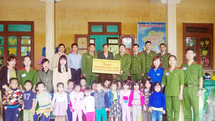 Trường Trung Cấp Cảnh sát Vũ Trang sẻ chia khó khăn với đồng bào miền Trung