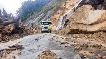 Lũ cuốn hai người đi xe máy qua đèo Khánh Lê trên Quốc lộ 27C