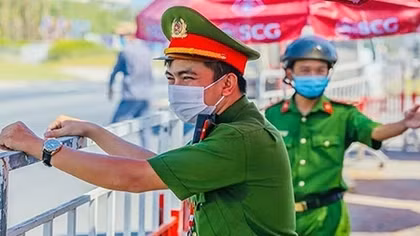 Đội nắng lửa bám chốt kiểm dịch