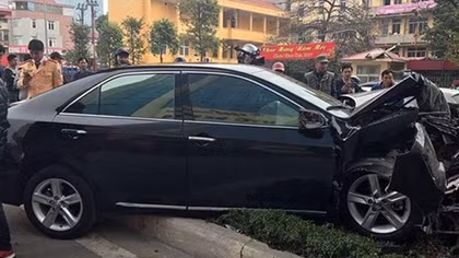 Camry nát đầu sau cú đâm cột trụ đường sắt trên cao